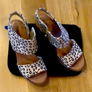 Tom’s Cutout Stacked Heel